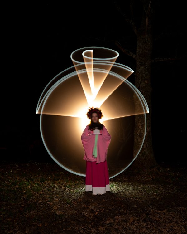 Femme photographe shooting photos artistique light painting landes et pays basque