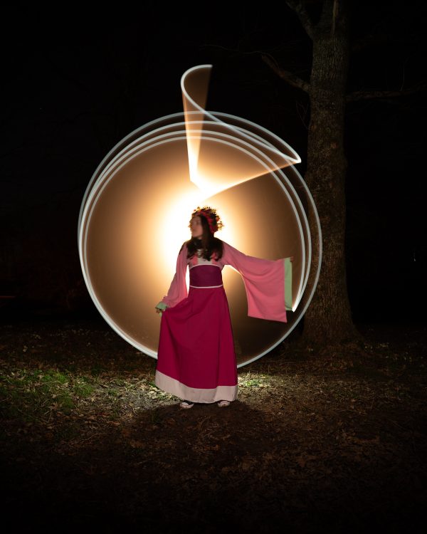 Femme photographe shooting photos artistique light painting landes et pays basque