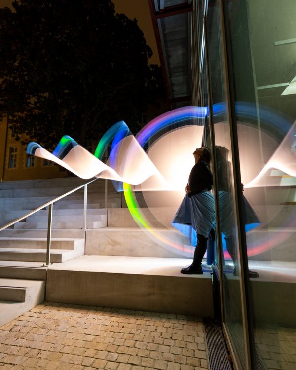 Femme photographe shooting photos artistique light painting landes et pays basque