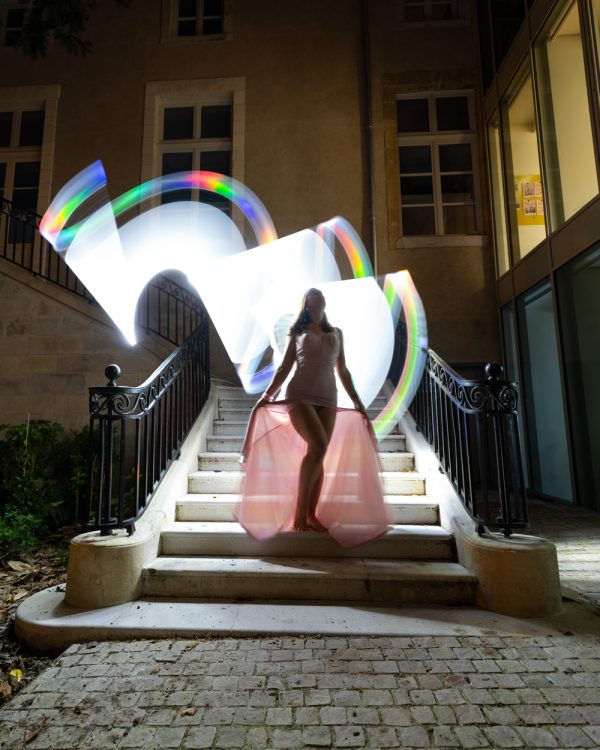 Femme photographe shooting photos artistique light painting landes et pays basque