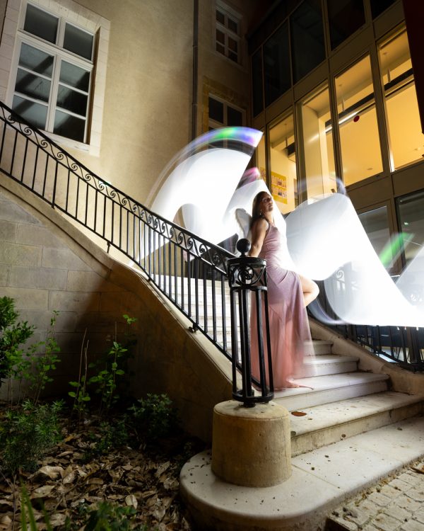 Femme photographe shooting photos artistique light painting landes et pays basque