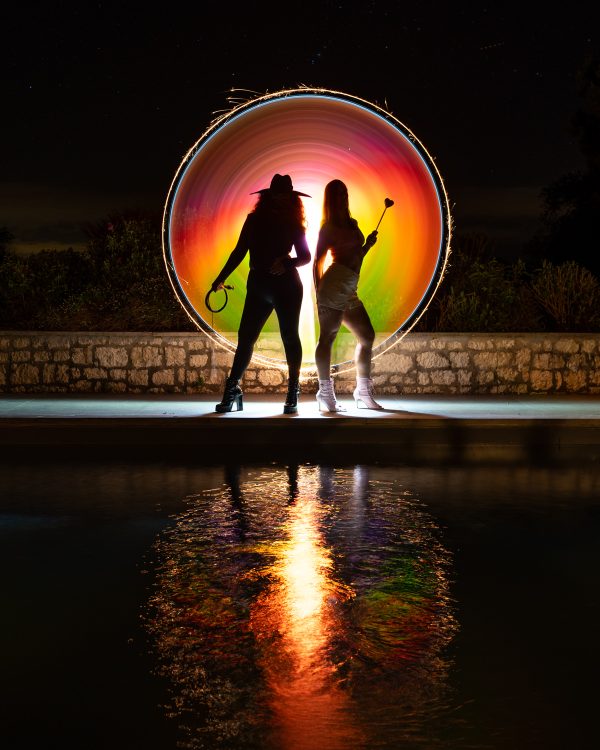 Femme photographe shooting photos artistique light painting landes et pays basque